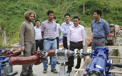 Điểm đặc biệt của hệ thống bơm-tuarbin này là có thể đẩy nước lên rất cao, như trường hợp ở Đồng Văn là gần 600 m, còn trên thế giới đã có nhiều trường hợp đến 900m, thậm chí hơn 1.000 m, trong khi hoàn toàn không phải dùng điện.