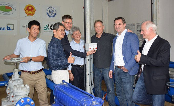 Hệ thống được thiết kế gồm hai tổ bơm tổng công suất lên đến 1.800m3/ngày đêm, một đường ống áp lực dài khoảng 2,5km, một nhóm các bể chứa trung gian trên đỉnh Ma Ú và một hệ thống đường ống cấp nước tự chảy về đến các hộ dân.