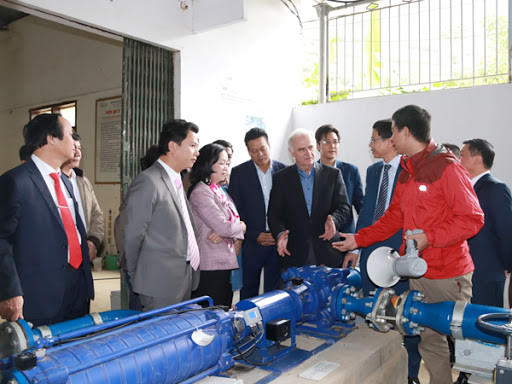 Sở dĩ không cần dùng điện là vì các nhà chế tạo bơm CHLB Đức đã lợi dụng độ chênh áp lực của cột nước để làm quay turbine.