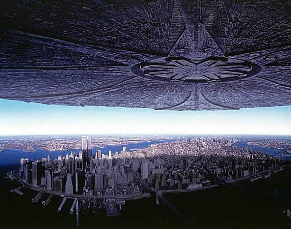 Tuy nhiên những phi thuyền khổng lồ khi tiến vào bầu khí quyển sẽ gây ra rất nhiều thảm họa thiên nhiên, còn bản thân nó phải đối mặt với trọng lực khổng lồ chứ không hề dễ dàng như trong phim khoa học viễn tưởng. Thậm chí khi chiếc tàu rớt xuống mặt đất sẽ dẫn tới hàng loạt vụ nổ không thua kém bom nguyên tử.