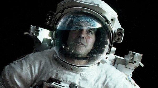 Gravity (2013) của Alfonso Cuarón là bộ phim xuất sắc cả về mặt nội dung, hình ảnh lẫn âm thanh tuy nhiên lại mắc một sai lầm cơ bản liên quan đến chính tựa đề ''trọng lực''. Thay vì phải chết thì nhân vật của George Clooney chỉ cần đẩy nhẹ Ryan Stone về hướng trạm không gian thì cả hai sẽ thoát nạn bởi ở môi trường không trọng lực không ai phải chịu bất kỳ tác động nào.