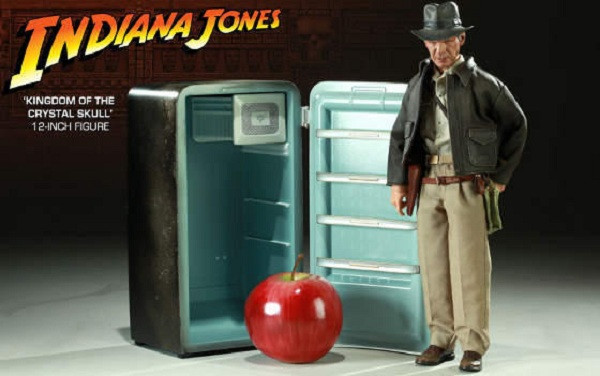 Trốn trong tủ lạnh để thoát khỏi bom nguyên tử - điều cực kỳ phản khoa học lại được đạo diễn đưa vào tập phim Indiana Jones and the Kingdom of the Crystal Skull (2008). Phim có nhiều sai lầm tai hại về mặt khoa học và tệ nhất là phân cảnh Indiana Jones (Harrison Ford) trốn vào một chiếc tủ lạnh để tránh bom.