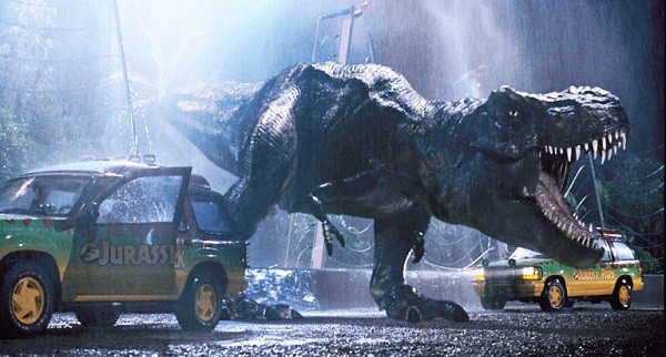 Jurassic Park (1993): Ý tưởng của loạt phim Jurassic Park là từ việc những con muỗi từng hút máu khủng long vướng vào nhựa thông rồi hóa thành hổ phách. Nhờ thu thập ADN được bảo quản tự nhiên từ hổ phách mà John Hammond (Richard Attenborough) có thể hồi sinh loài sinh vật thời tiền sử.