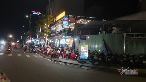 Ngày đầu 'giai đoạn 2 cách ly', quán intenet, cà phê kín người. Ảnh: An Nhiên