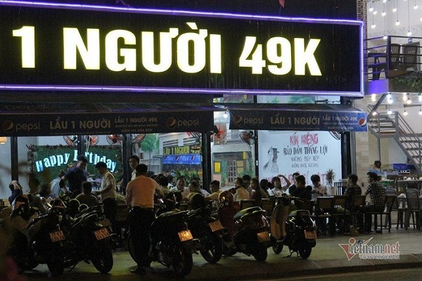 Ngồi tràn ra vỉa hè. Ảnh: An Nhiên