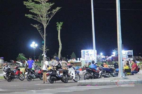 Người dân tụ tập đông người. Ảnh: An Nhiên