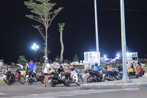 Người dân tụ tập đông người. Ảnh: An Nhiên