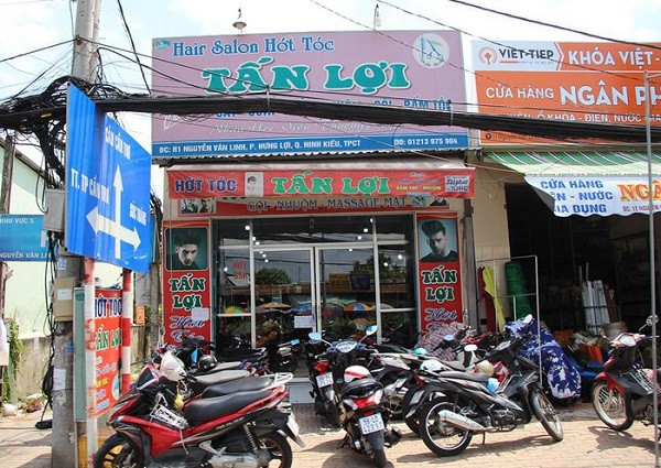 Không chỉ quán cà phê, tiệm hớt tóc cũng mở cửa và rất đông khách