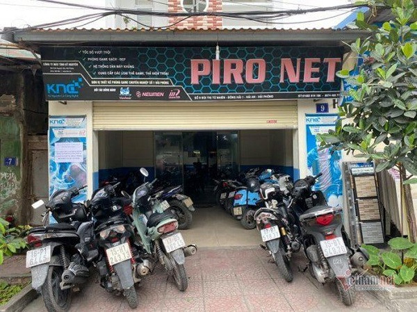 Xe máy để tràn ra ngoài vỉa hè. Ảnh: Hoài Anh