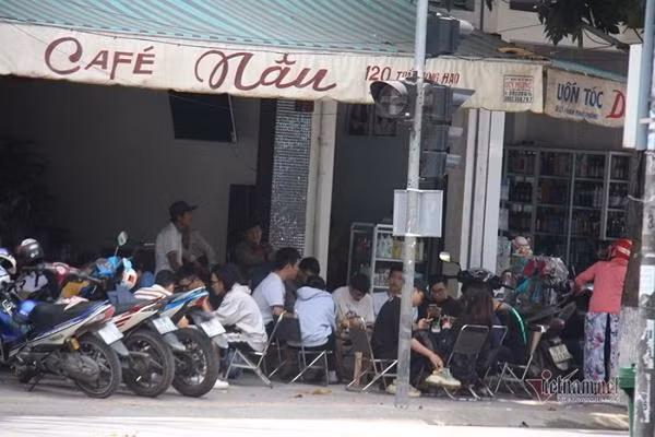 Quán cà phê kín người ở TP Quảng Ngãi