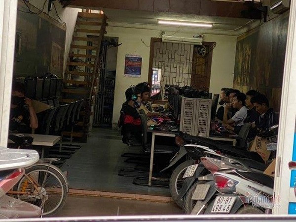 Quán internet hoạt động trở lại trên đường Bùi Thị Từ Nhiên. Ảnh: Hoài Anh