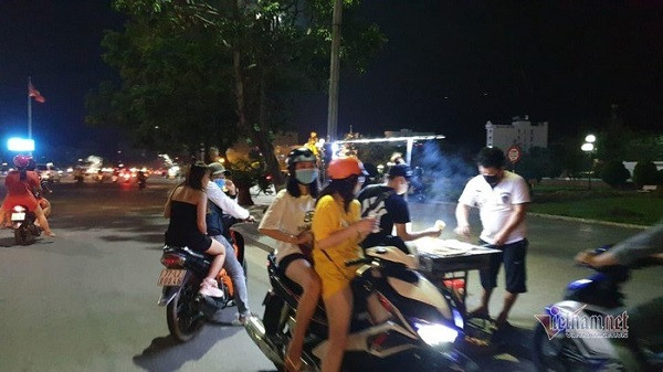 Hàng rong hoạt động khá sôi động, thu hút nhiều người dân đến mua