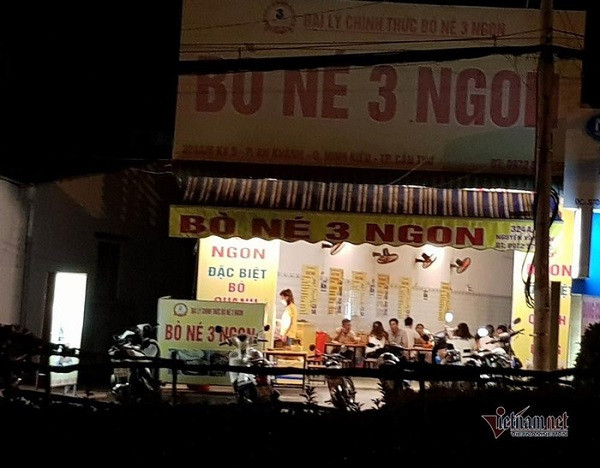 Một quán bò né trên đường Nguyễn Văn Linh vẫn phục vụ khách tại chỗ. Ảnh: Hoài Thanh