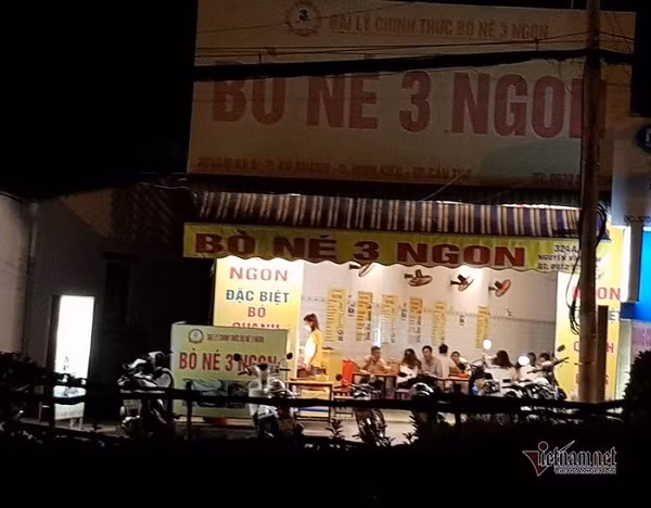 Một quán bò né trên đường Nguyễn Văn Linh vẫn phục vụ khách tại chỗ. Ảnh: Hoài Thanh