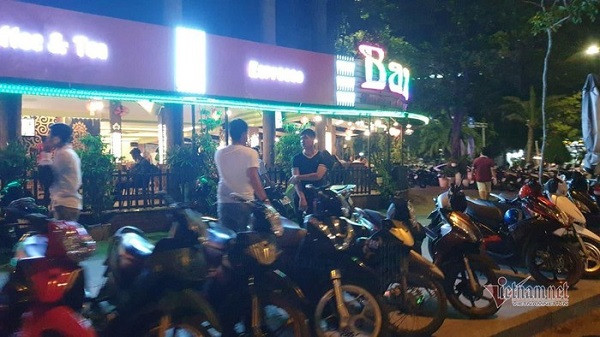 Quán hàng mở cửa đón khách. Ảnh: An Nhiên