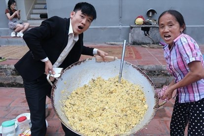 Nhiều người cho rằng việc lặp đi lặp lại các nội dung liên quan đến món ăn “siêu to, khổng lồ” và một số lùm xùm liên quan đến nội dung video đã khiến Bà Tân Vlog dần mất điểm trong mắt người xem.