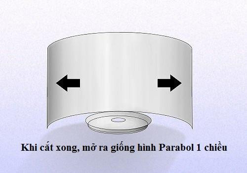 Dùng kéo cắt đôi thân lon ở vị trí ở giữa theo chiều dọc với khoảng cách đều đối với điểm dính liền với mặt miệng lon. Sau đó mở rộng phần thân lon, lúc này bạn sẽ thấy nó giống như một 1 chiếc Parabol 1 chiều.