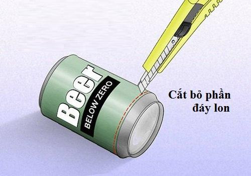 Dùng dao rọc giấy cắt phần đáy lon một cách cẩn thận, tránh làm lon bị bẹp. Phần mặt đáy được loại bỏ hết.