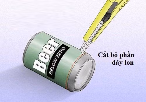Dùng dao rọc giấy cắt phần đáy lon một cách cẩn thận, tránh làm lon bị bẹp. Phần mặt đáy được loại bỏ hết.
