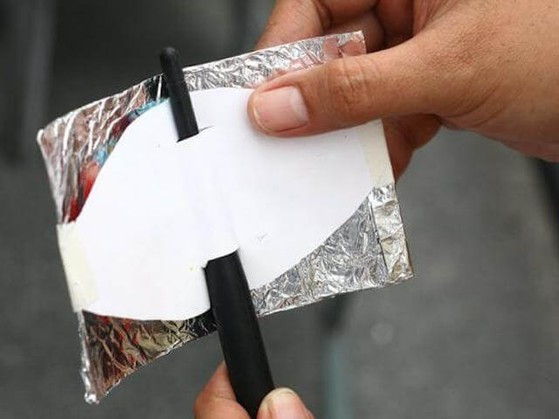 Với mẹo này, sóng Wi-Fi nhà bạn sẽ tăng lên đáng kể, tuy nhiên sóng sẽ chỉ phản xạ theo một hướng ra phía ngoài nên nhiều khu vực trong nhà khi khuất sóng sẽ nhận tín yếu Wi-Fi yếu hơn.