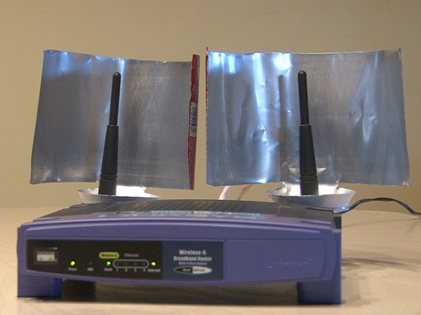 Đối với các thiết bị Router có 2 ăng-ten thì bạn cũng nên tạo thêm một chiếc parabol tự chế như vậy nữa để tăng thêm hướng sóng và giúp sóng vươn xa hơn. Những vị trí bạn thường xuyên sử dụng wifi như nơi ghế ngồi, giường nằm, bàn làm việc.... thì hãy hướng sóng để để đảm bảo khi bạn đến vị trí đó sẽ sự trải nghiệm internet thú vị hơn.