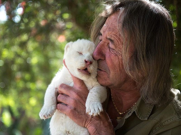 ''Hiện tại, sư tử mẹ đã bình tĩnh lại sau khi vượt qua những ám ảnh đau đớn của ca sinh nở. Nó đã sẵn sàng để đoàn tụ với con'', ông Juan cho biết.