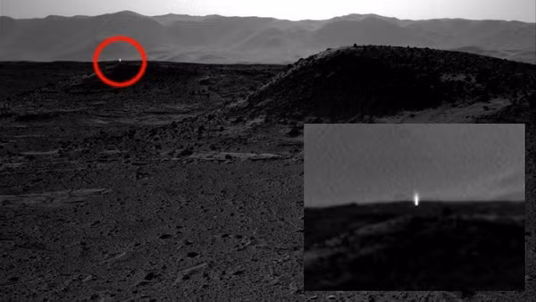 Năm 2016, Curiosity của NASA đã ghi lại được một đốm sáng kỳ lạ ở phía xa, hình thành nhiều giả thuyết về người ngoài hành tinh. Thực tế, theo các nhà khoa học đây có thể là tia vũ trụ.