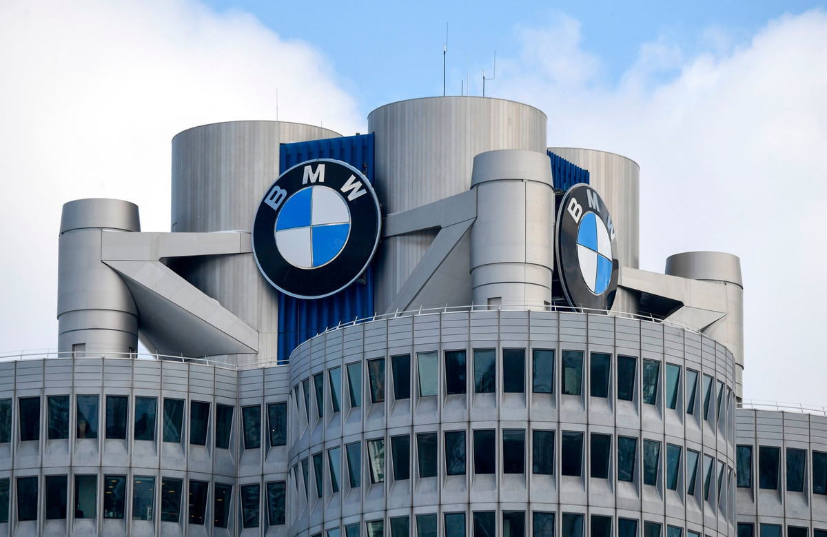 Trong tiếng Đức, hãng xe BMW là viết tắt của Bayerische Motoren Werke (Công ty Động cơ Bavaria), bắt nguồn từ trụ sở BMW đặt tại Munich, bang Bavaria (Đức).