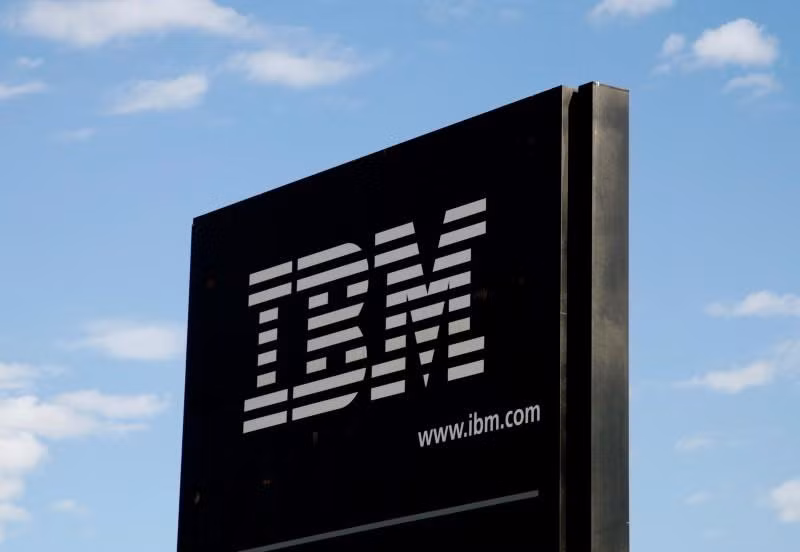 IBM là tập đoàn công nghệ máy tính lâu đời, được thành lập tại Mỹ vào năm 1911 với tên Computing Tabulating Recording. Năm 1924, công ty được đổi tên thành International Business Machines, viết tắt là IBM.