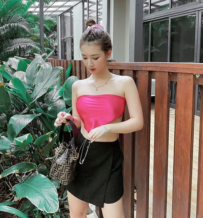 Tài khoản @ameemee_m của nữ ca sĩ Amee cũng là tài khoản được săn đón nhiều trên Tik Tok. Nàng ca sĩ 10X thường xuyên livestream giao lưu cùng người hâm mộ và lan tỏa nhiều thông điệp tích cực đến cộng đồng thông qua mạng xã hội này.