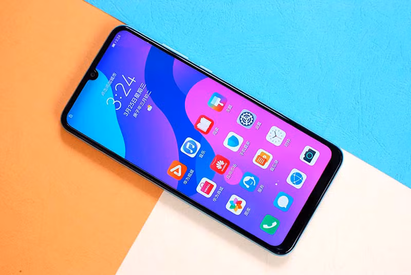 Honor 9A được trang bị màn hình lớn với kích thước 6,3 inch, tấm nền LCD, độ phân giải HD +. Phần cằm bên dưới khá lớn, trong khi các viền xung quanh khu vực hiển thị đã được làm khá mỏng. Đáng chú ý, màn hình này đạt chứng nhận TUV Rheinland bảo vệ mắt khỏi các ánh sáng xanh.