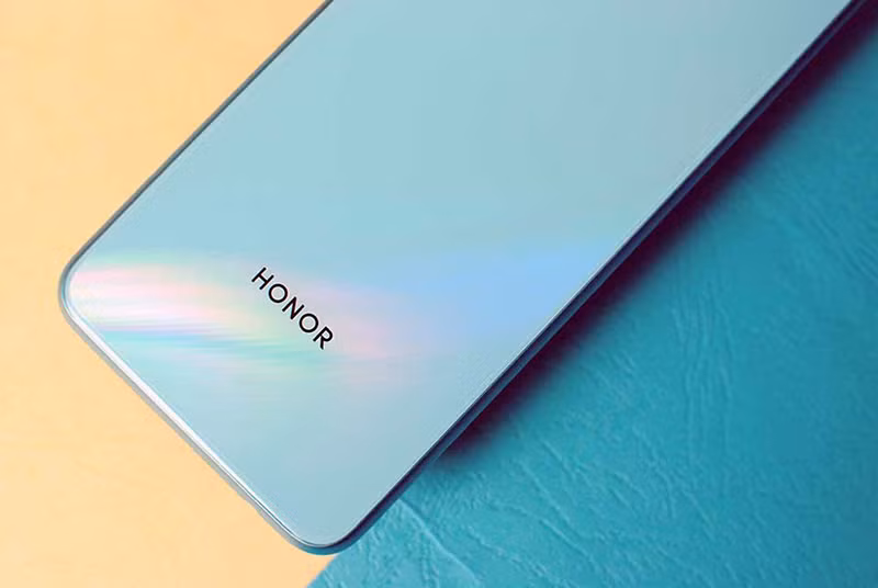Honor 9A là một smartphone giá rẻ nên mọi thứ không được cao cấp như người anh em của mình. Vật liệu sử dụng chủ yếu tạo ra khung vỏ của chiếc máy này chính là nhựa. Cảm biến vân tay cũng xuất hiện trở lại mặt sau, thay vì đặt ở trong màn hình theo xu hướng hiện nay.