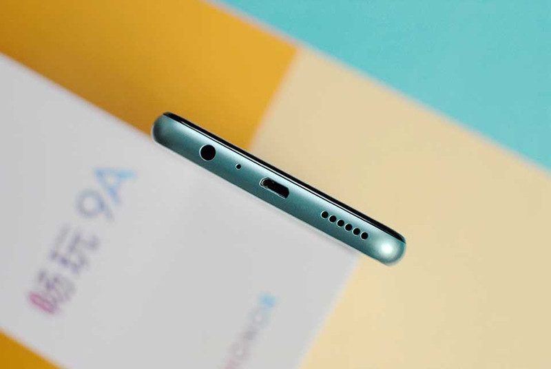 ạnh đáy thiết kế dải loa dài, hệ thống loa PA thông minh mà công ty tuyên bố là cho âm lượng rất lớn, micro, giắc cắm tai nghe 3.5mm và cổng sạc cũ micro-USB.