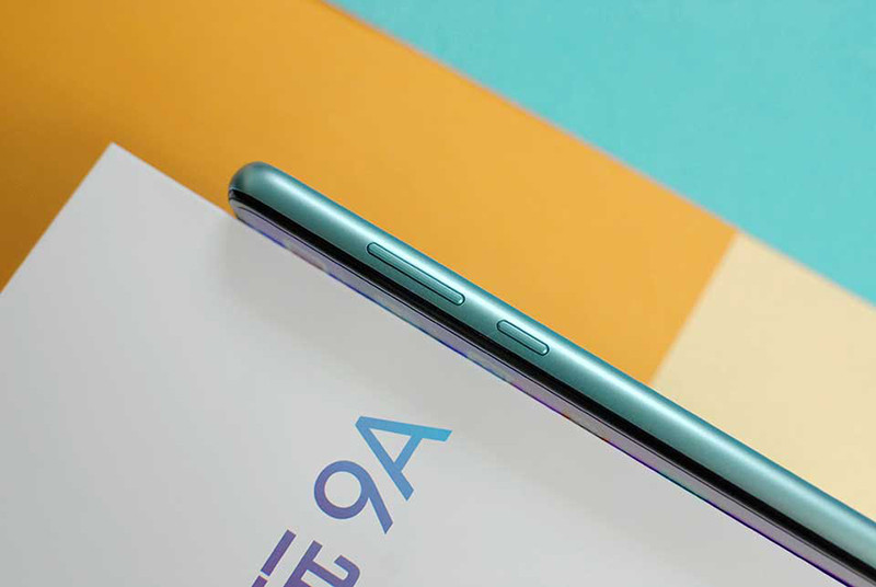 ác phím nguồn và phím tăng giảm âm lượng được đặt ở bên cạnh phải, khe cắm SIM kép nằm ở bên cạnh trái.