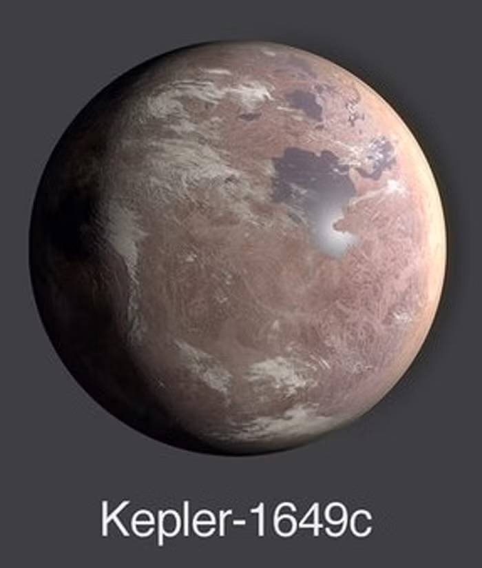 Ngôi sao chủ của nó có kích thước nhỏ hơn so với mặt trời, và nhiệt độ bề mặt cũng thế. Tuy nhiên, hành tinh vừa được phát hiện lại nằm gần hơn so với khoảng cách Trái Đất - Mặt Trời, dẫn đến các điều kiện mặt bằng có độ tương đồng. Kepler 1649c mất khoảng 19.5 ngày để quay hết một vòng quanh ngôi sao trung tâm.