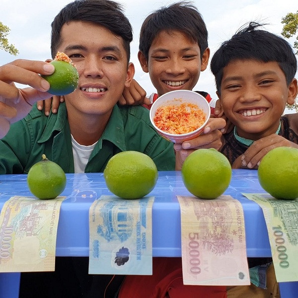 Sang Vlog là chủ nhân của kênh Youtube chuyên làm về những món ăn dân dã, đậm chất miền quê, đưa người xem. Những thước phim giản dị, mộc mạc của Youtuber sinh năm 1995 như một lần nữa trở về thời thơ ấu.