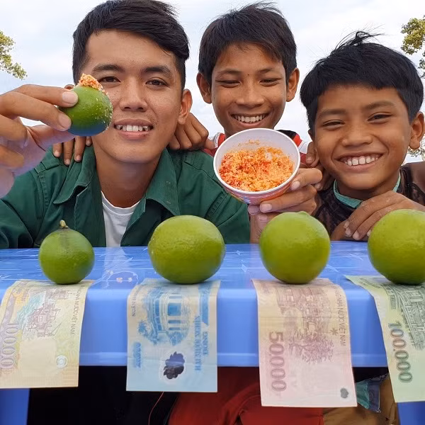 Sang Vlog là chủ nhân của kênh Youtube chuyên làm về những món ăn dân dã, đậm chất miền quê, đưa người xem. Những thước phim giản dị, mộc mạc của Youtuber sinh năm 1995 như một lần nữa trở về thời thơ ấu.