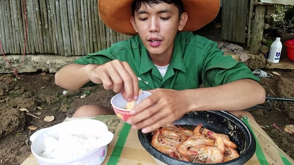 Bên cạnh đó, trong video Sang Vlog cũng chia sẻ cách thức để tự làm video chỉ với một chiếc điện thoại. Đây như một cách để phủ nhận hoàn toàn những cáo buộc Sang Vlog giả nghèo, có cả đội ngũ, ê kíp quay dựng chuyên nghiệp.