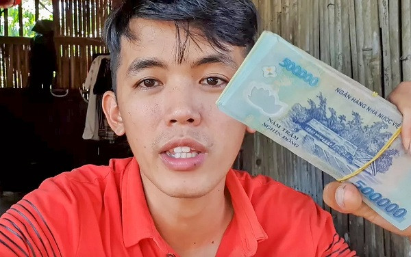 Việc đăng tải video chế biến, ăn thịt động vật quý hiếm của Sang Vlog nhận phản ứng gay gắt từ khán giả dù ngay sau đó anh đã gỡ video và gửi lời xin lỗi vì việc làm của mình.