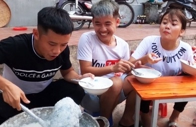 Trước đó, con trai bà Tân còn gắn với vô số lùm xùm khác như nhuộm màu thực phẩm bằng nước ngọt có ga, nấu ăn và làm clip mất vệ sinh, bị nhiều khán giả lên án.