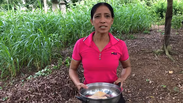 Bắt đầu nổi tiếng trên mạng từ khoảng giữa tháng 8/2020, người phụ nữ này gây ồn ào vì loạt clip đạo nhái y chang từ giọng điệu, các câu nói làm nên thương hiệu của bà Tân như "các cháu ơi hôm nay bà lại làm clip" hoặc "siêu cay khổng lồ các cháu ạ",...