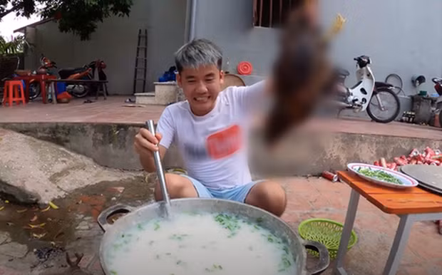 Người "dính" phải lùm xùm nghiêm trọng nhất có lẽ là Hưng Vlog - con trai bà Tân Vlog. Cụ thể, vào đầu tháng 9 năm nay, anh có tải lên video nấu nồi cháo gà còn nguyên lông gây phẫn nộ khắp cộng đồng mạng.