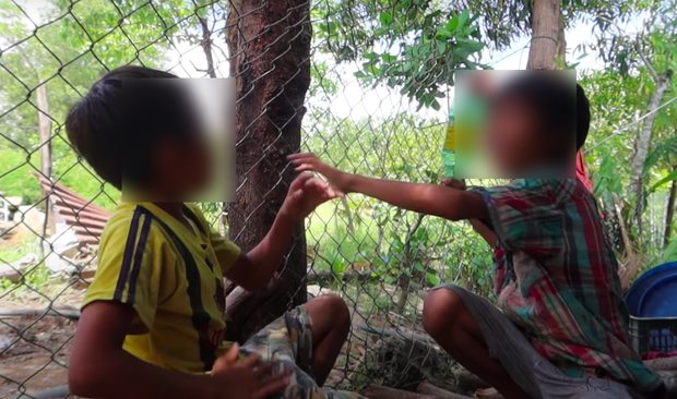 Được biết, video này có các cảnh quay hai đứa trẻ đang sử dụng vỏ chai nước ngọt (bằng nhựa) để gõ đầu nhau.