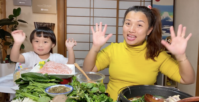 Tuy vậy, nhiều khán giả nhận định các clip bị tắt kiếm tiền chủ yếu là do có cảnh chị Quỳnh thực hiện chế biến tươi sống các loại hải sản, dùng dao kéo nên bị YouTube xếp loại "giết mổ động vật".