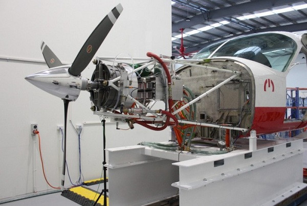 Để phát triển phương tiện, nhóm thiết kế sử dụng máy bay tầm trung Cessna Grand Caravan có sải cánh dài gần 16 m, nặng hơn 2 tấn và trang bị thêm động cơ điện.