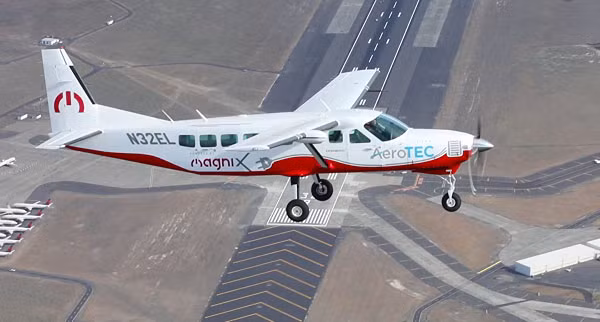  Phi cơ thương mại chạy hoàn toàn bằng điện lớn nhất thế giới, Cessna 208B Grand Caravan sử dụng động cơ chạy điện hoàn toàn 750 mã lực được phát triển bởi công ty magniX có trụ sở tại Redmond, kết hợp với cùng với AeroTEC.
