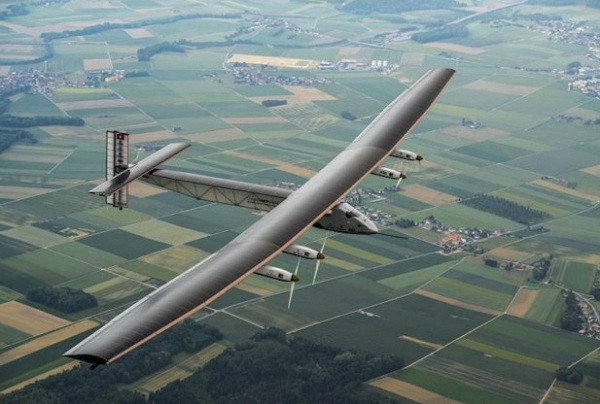 Năm 2016, Solar Impulse 2, một chiếc máy bay có người lái chạy bằng năng lượng mặt trời, đã thực hiện một chuyến đi vòng quanh địa cầu mà không cần sử dụng nhiên liệu.