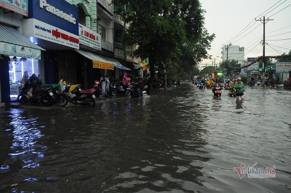 Nguoi Sai Gon nga nhao tren duong ngap lut, giao thong roi loan-Hinh-2