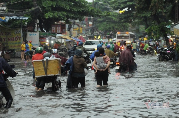 Nguoi Sai Gon nga nhao tren duong ngap lut, giao thong roi loan-Hinh-8