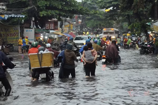 Nguoi Sai Gon nga nhao tren duong ngap lut, giao thong roi loan-Hinh-8